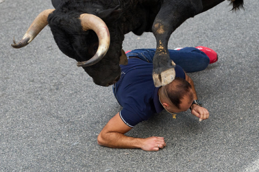 Vídeo del momento en el que un mozo es pisoteado por un toro en el primer encierro de Tafalla