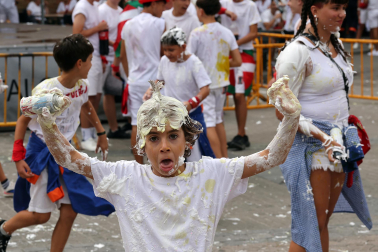 Fotos del cohete de inicio de fiestas en Falces