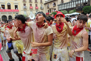 Fotos del cohete de inicio de fiestas en Falces