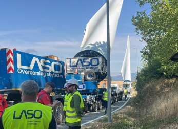 Los dos vehículos que transportaban palas para molinos de viento