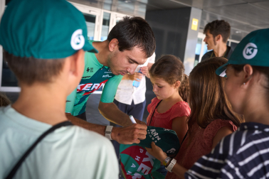 El ciclista de Barañáin Diego Uriarte firma autógrafos a los aficionados que se han acercado al Navarra Arena