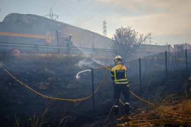 Incendio provocado por un turismo en la Autopista de Navarra