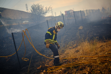 Incendio provocado por un turismo en la Autopista de Navarra