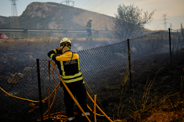 Incendio provocado por un turismo en la Autopista de Navarra