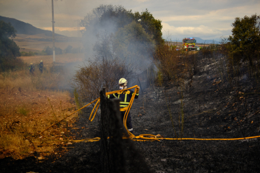 Incendio provocado por un turismo en la Autopista de Navarra