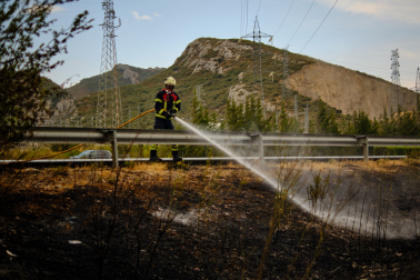 Incendio provocado por un turismo en la Autopista de Navarra