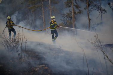 Incendio provocado por un turismo en la Autopista de Navarra