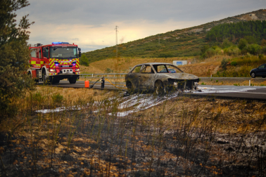 Incendio provocado por un turismo en la Autopista de Navarra