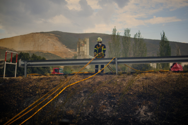 Incendio provocado por un turismo en la Autopista de Navarra