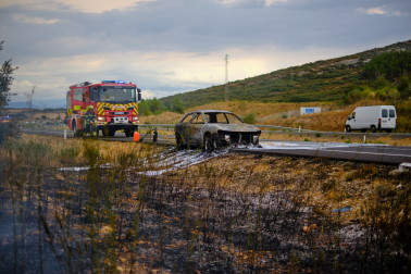 Incendio provocado por un turismo en la Autopista de Navarra