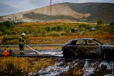 Incendio provocado por un turismo en la Autopista de Navarra