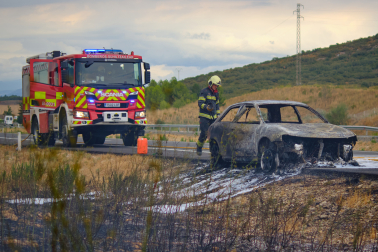 Incendio provocado por un turismo en la Autopista de Navarra