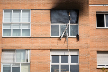 Fotos del incendio de una vivienda en Burlada, en el que ha fallecido un niño de 10 años