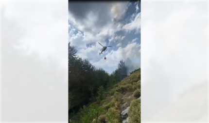 Así trabajando los bomberos desde dentro del incendio de Urzainqui