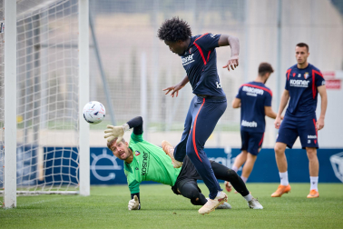 Fotos del entrenamiento de Osasuna con la presencia de Rockson Yeboah este viernes 21 de agosto