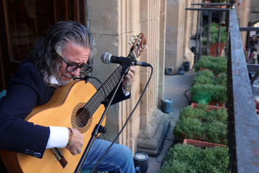 Fotos de la actuación de José Gálvez en Viana