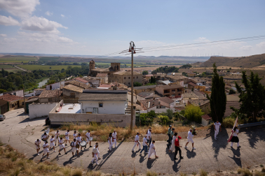 Subida a la ermita de la Virgen del Castillo, Salve y ofrenda floral