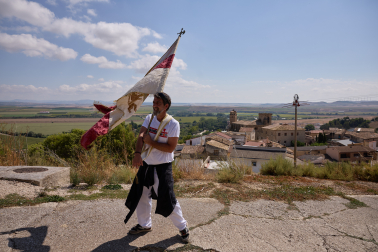 Subida a la ermita de la Virgen del Castillo, Salve y ofrenda floral