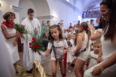 Subida a la ermita de la Virgen del Castillo, Salve y ofrenda floral