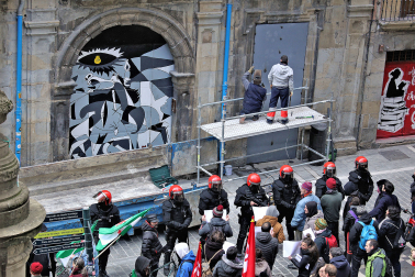 Un cordón policial, protegiendo a los operarios el 11 de enero de 2019 ante las protestas por el sellado de los accesos al Palacio de Rozalejo
