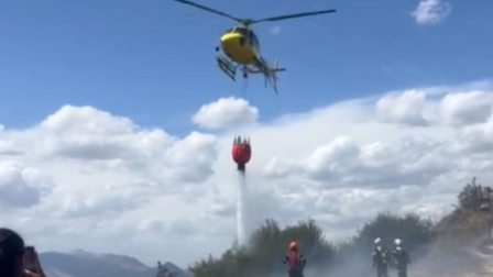 Vídeo de un helicóptero echando agua en el incendio cercano al fuerte de San Cristóbal