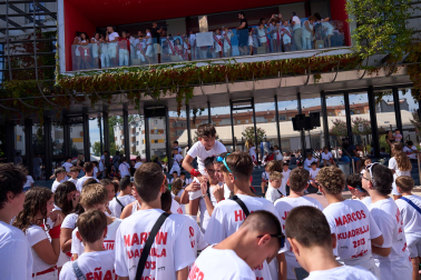 Fotos: Varios heridos en el chupinazo de Noáin después de que tres cohetes cayesen a la plaza donde se congregaba la multitud y otros explotaran en el balcón