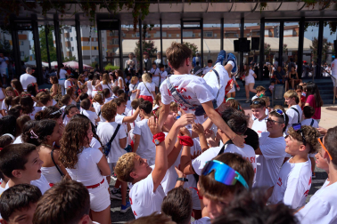 Fotos: Varios heridos en el chupinazo de Noáin después de que tres cohetes cayesen a la plaza donde se congregaba la multitud y otros explotaran en el balcón