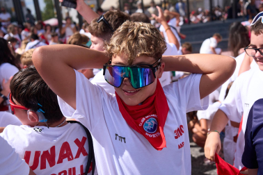 Fotos: Varios heridos en el chupinazo de Noáin después de que tres cohetes cayesen a la plaza donde se congregaba la multitud y otros explotaran en el balcón