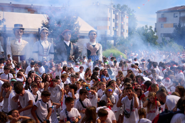 Fotos: Varios heridos en el chupinazo de Noáin después de que tres cohetes cayesen a la plaza donde se congregaba la multitud y otros explotaran en el balcón