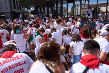Fotos: Varios heridos en el chupinazo de Noáin después de que tres cohetes cayesen a la plaza donde se congregaba la multitud y otros explotaran en el balcón