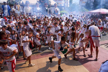 Fotos: Varios heridos en el chupinazo de Noáin después de que tres cohetes cayesen a la plaza donde se congregaba la multitud y otros explotaran en el balcón