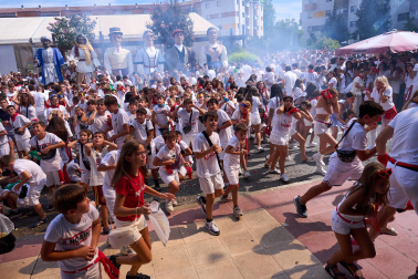 Fotos: Varios heridos en el chupinazo de Noáin después de que tres cohetes cayesen a la plaza donde se congregaba la multitud y otros explotaran en el balcón