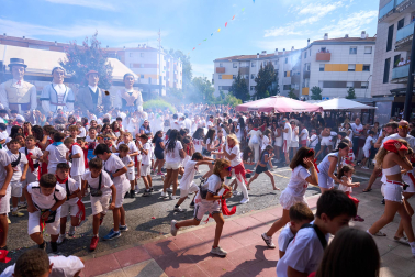 Fotos: Varios heridos en el chupinazo de Noáin después de que tres cohetes cayesen a la plaza donde se congregaba la multitud y otros explotaran en el balcón