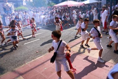 Fotos: Varios heridos en el chupinazo de Noáin después de que tres cohetes cayesen a la plaza donde se congregaba la multitud y otros explotaran en el balcón