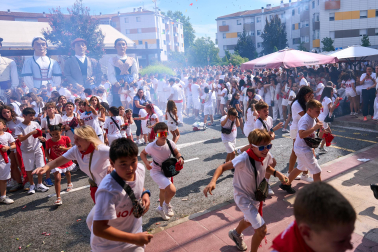 Fotos: Varios heridos en el chupinazo de Noáin después de que tres cohetes cayesen a la plaza donde se congregaba la multitud y otros explotaran en el balcón