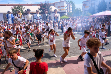 Fotos: Varios heridos en el chupinazo de Noáin después de que tres cohetes cayesen a la plaza donde se congregaba la multitud y otros explotaran en el balcón