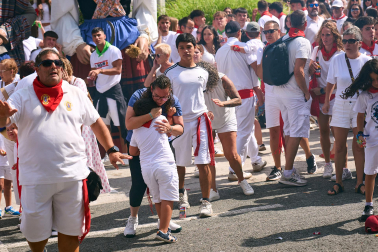 Fotos: Varios heridos en el chupinazo de Noáin después de que tres cohetes cayesen a la plaza donde se congregaba la multitud y otros explotaran en el balcón