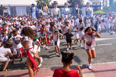 Fotos: Varios heridos en el chupinazo de Noáin después de que tres cohetes cayesen a la plaza donde se congregaba la multitud y otros explotaran en el balcón