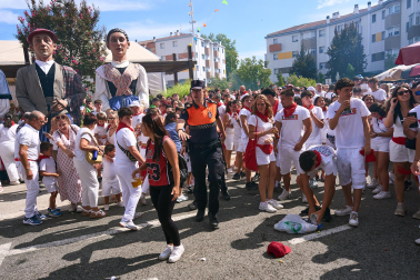 Fotos: Varios heridos en el chupinazo de Noáin después de que tres cohetes cayesen a la plaza donde se congregaba la multitud y otros explotaran en el balcón