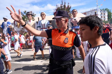 Fotos: Varios heridos en el chupinazo de Noáin después de que tres cohetes cayesen a la plaza donde se congregaba la multitud y otros explotaran en el balcón