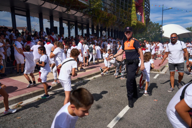 Fotos: Varios heridos en el chupinazo de Noáin después de que tres cohetes cayesen a la plaza donde se congregaba la multitud y otros explotaran en el balcón