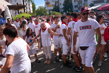 Fotos: Varios heridos en el chupinazo de Noáin después de que tres cohetes cayesen a la plaza donde se congregaba la multitud y otros explotaran en el balcón