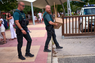Fotos: Varios heridos en el chupinazo de Noáin después de que tres cohetes cayesen a la plaza donde se congregaba la multitud y otros explotaran en el balcón