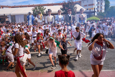 Fotos: Varios heridos en el chupinazo de Noáin después de que tres cohetes cayesen a la plaza donde se congregaba la multitud y otros explotaran en el balcón