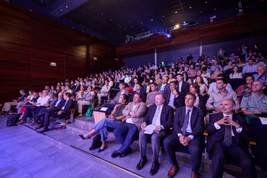 Asistentes a los Cursos Europeos de Verano, en la sala del Civivox Iturrama