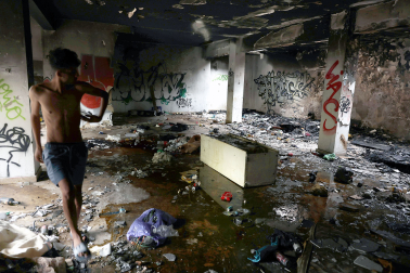Vídeo del interior de la antigua ikastola Jaso tras el incendio intencionado que ha arrasado parte de las instalaciones. Un grupo de jóvenes sin hogar ha pernoctado esta noche en el inmueble tras romper el precinto policial. IVÁN BENÍTEZ
