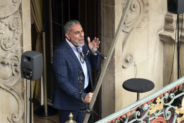 Fotos de la actuación de El Granaíno desde el balcón de la plaza consistorial de Pamplona