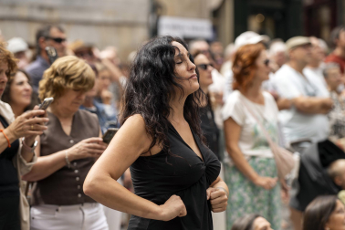 Fotos de la actuación de El Granaíno desde el balcón de la plaza consistorial de Pamplona