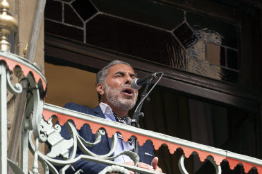 Fotos de la actuación de El Granaíno desde el balcón de la plaza consistorial de Pamplona