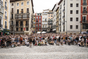 Fotos de la actuación de El Granaíno desde el balcón de la plaza consistorial de Pamplona